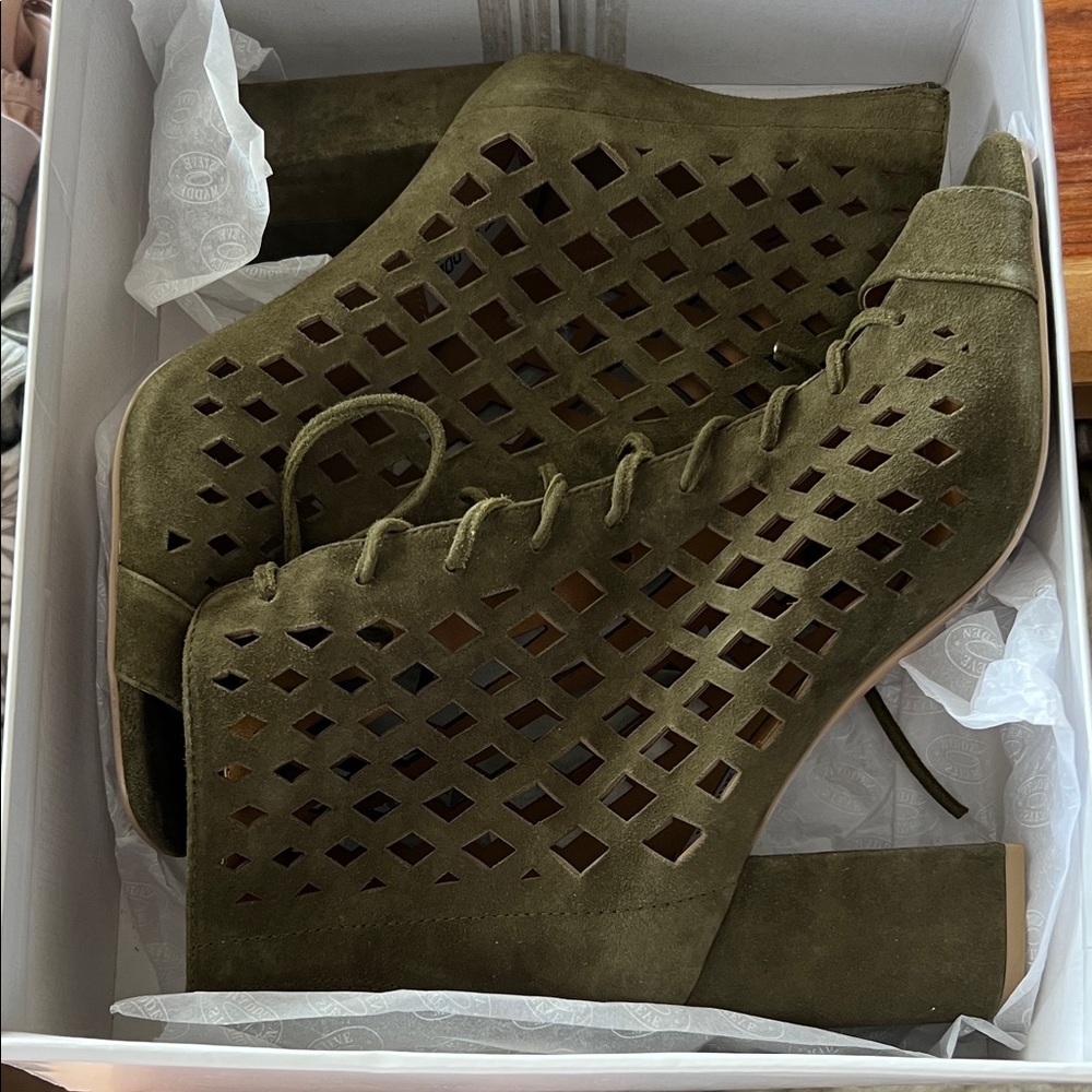 Steve Madden Olive Lace-Up Boots